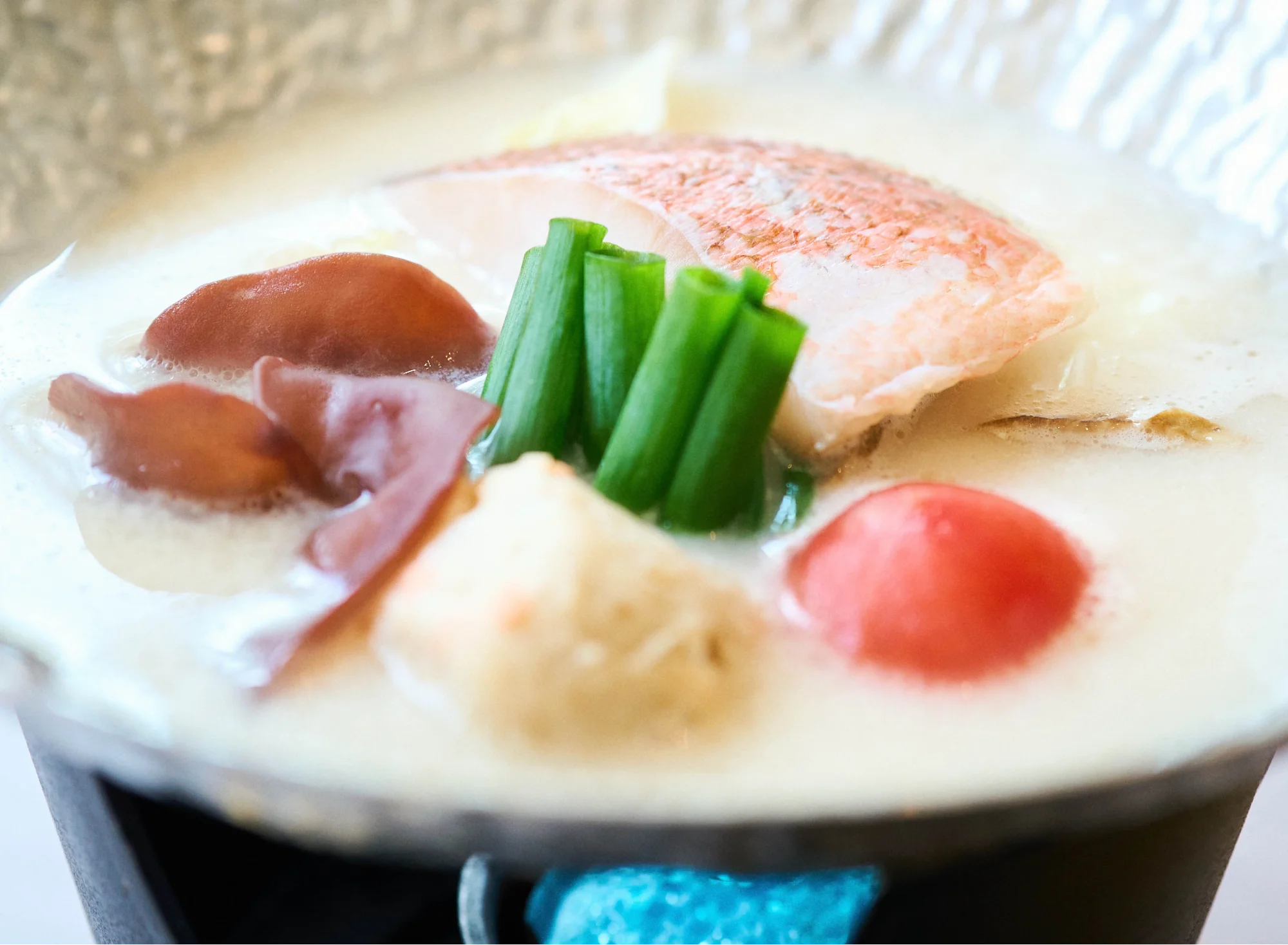 浅虫温泉 椿館の夕食で提供される小鍋料理。旬の魚や彩り豊かな野菜を、滋味深い特製出汁とともに味わう温かな一品