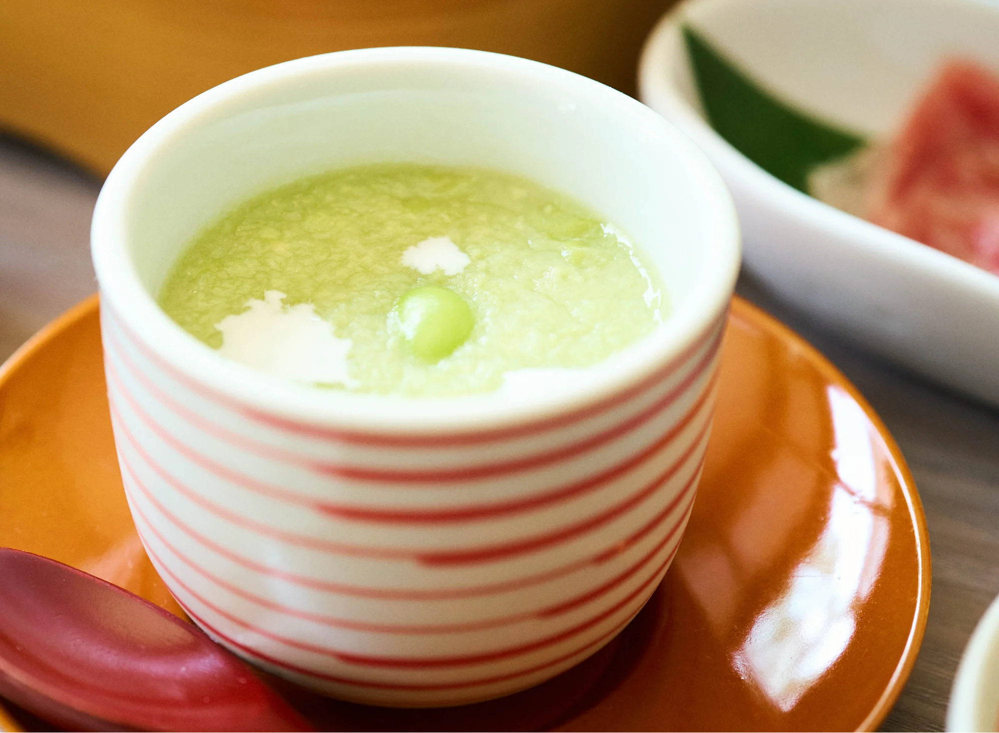 浅虫温泉 椿館の夕食。鮮やかな緑が美しい蒸し物。なめらかな口当たりと出汁の旨味を味わう一品