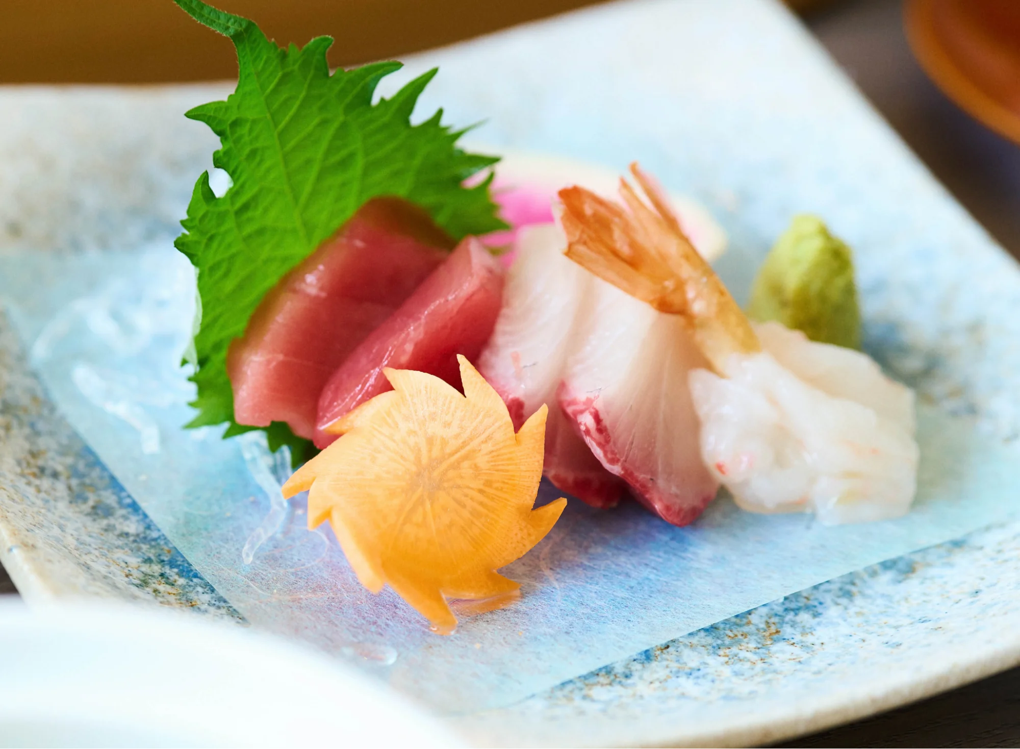 浅虫温泉 椿館の夕食を彩る新鮮なお造り。市場直送のマグロやエビなど、旬の魚介を美しく盛り付けた一皿