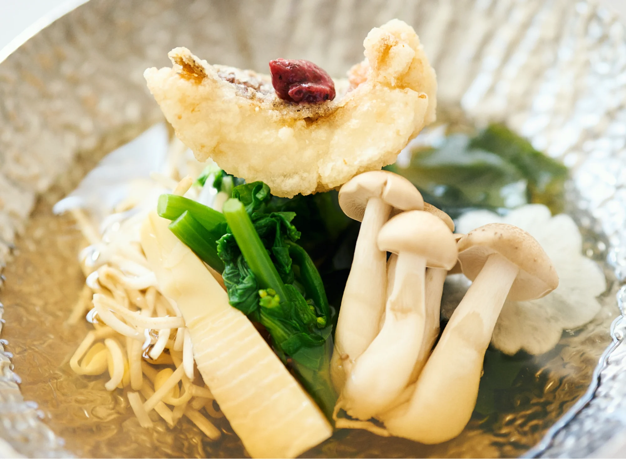 浅虫温泉 椿館の夕食。丁寧に引いた出汁が旬の食材の味を引き立てる、魚の揚げ物と季節野菜（筍・きのこ）を添えた滋味豊かな一皿