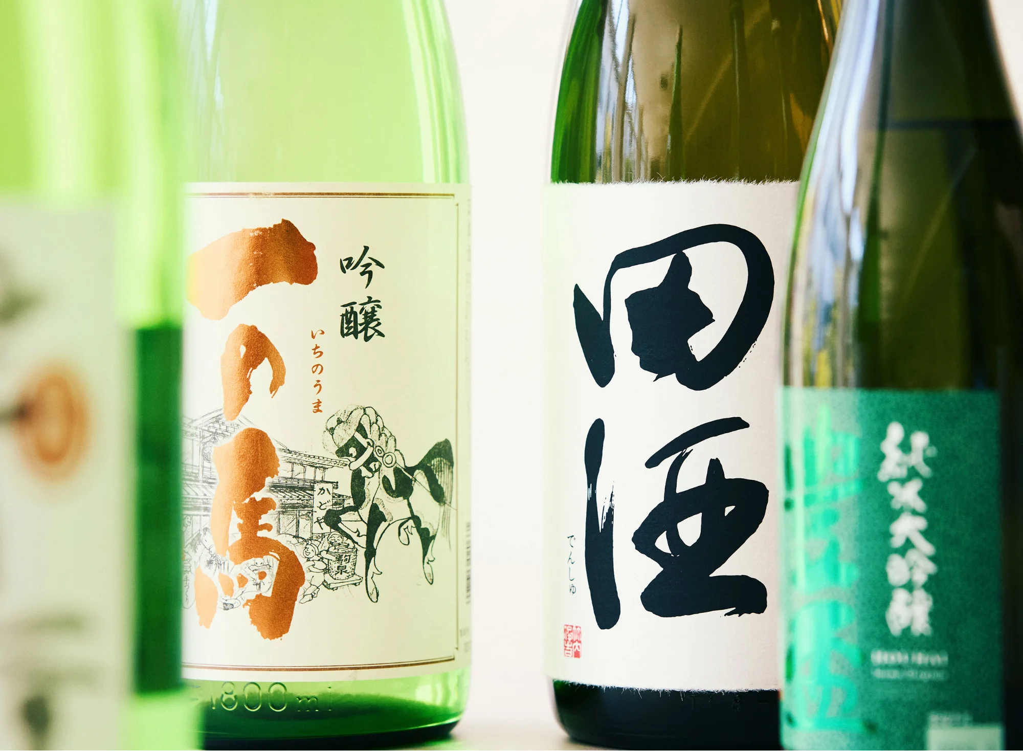 浅虫温泉 椿館の夕食を彩る青森の地酒。入手困難な「田酒」や「豊盃」など、滋味深い和食膳に合う厳選された銘酒のラインナップ