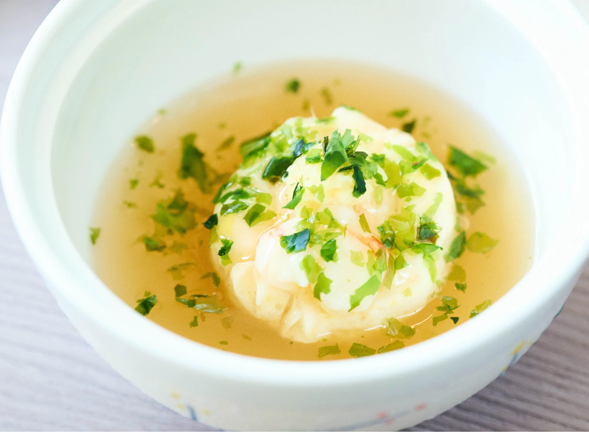 浅虫温泉 椿館の夕食。丁寧に引いた黄金色の出汁が香る、素材の旨味を凝縮したしんじょと季節の彩りを楽しむ上品な椀物