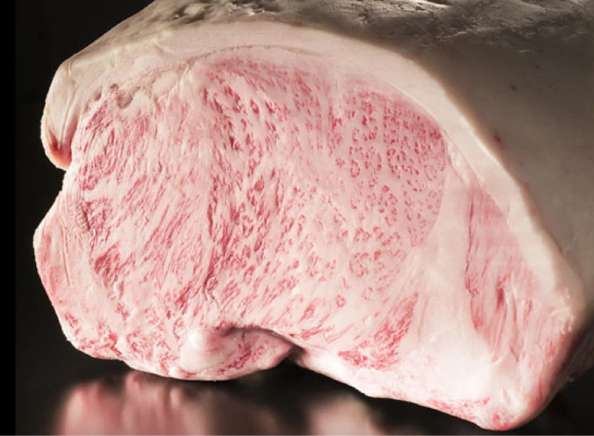 浅虫温泉 椿館の夕食で提供される「NAMIKI牛」。八甲田の麓・金子ファームで丹精込めて育てられた、美しい霜降りが際立つ最高級のブランド肉