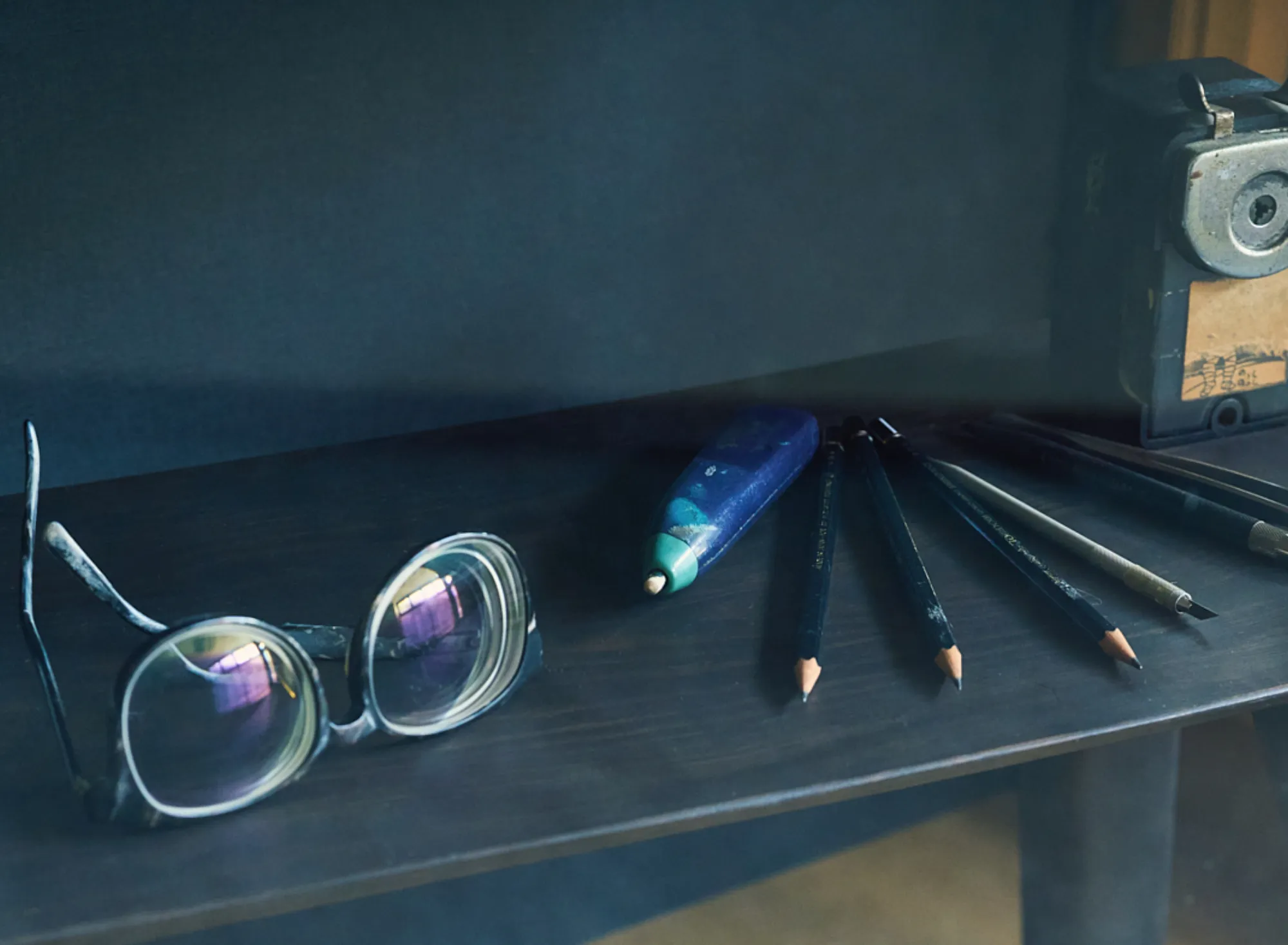 浅虫温泉 椿館の「ナンシー関 展示」にて公開されている、本人の愛用品。象徴的な黒縁の眼鏡や、唯一無二の消しゴム版画を生み出したカッター、鉛筆などの制作道具。クリエイターの魂が宿る貴重な遺品