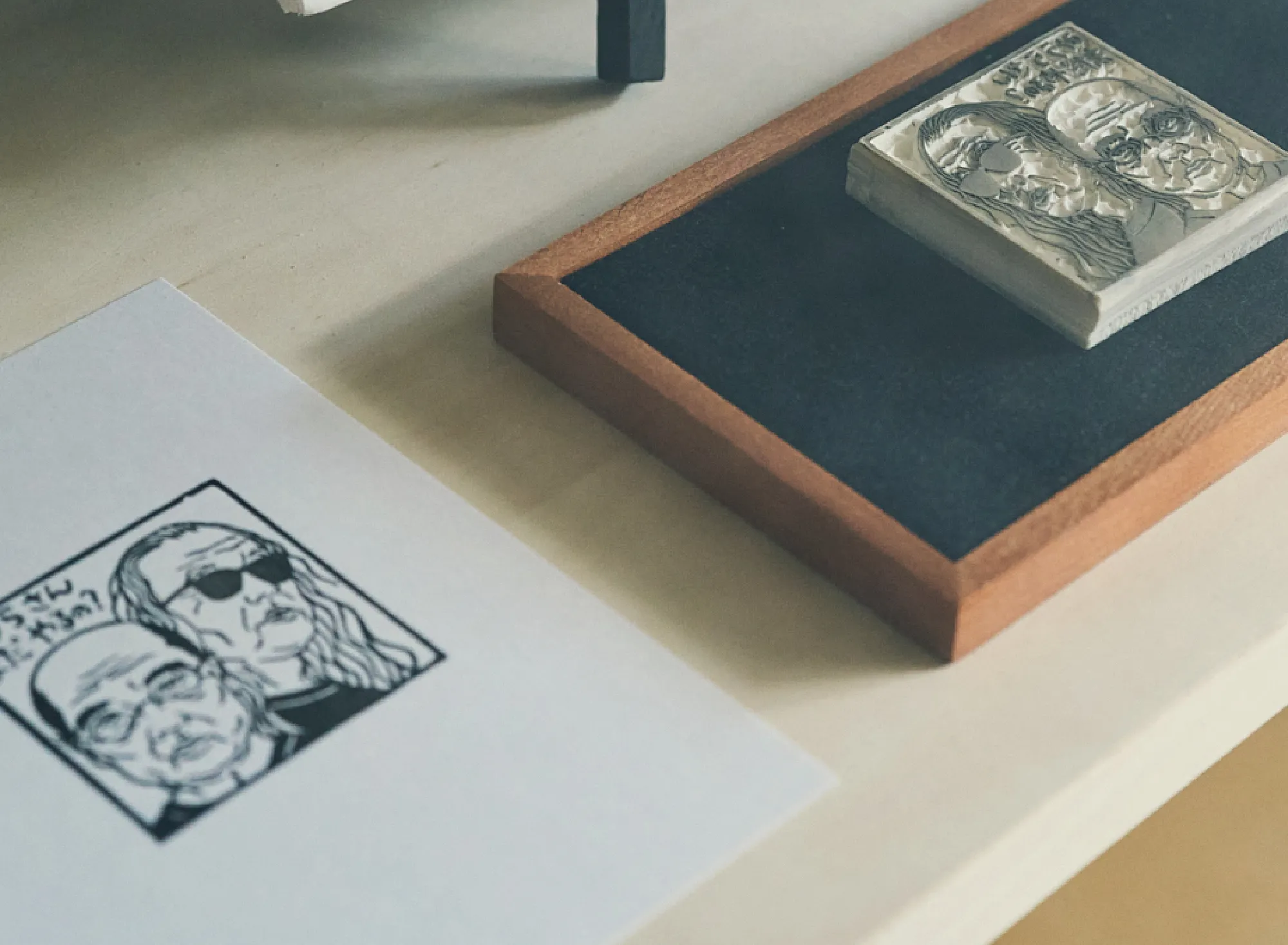 浅虫温泉 椿館の展示カルーセル2枚目。ナンシー関の消しゴム版画の原版と、その印影の対比。独自の観察眼で描かれた著名人の似顔絵と、添えられた一言が織りなす唯一無二の世界観を間近で愉しめる