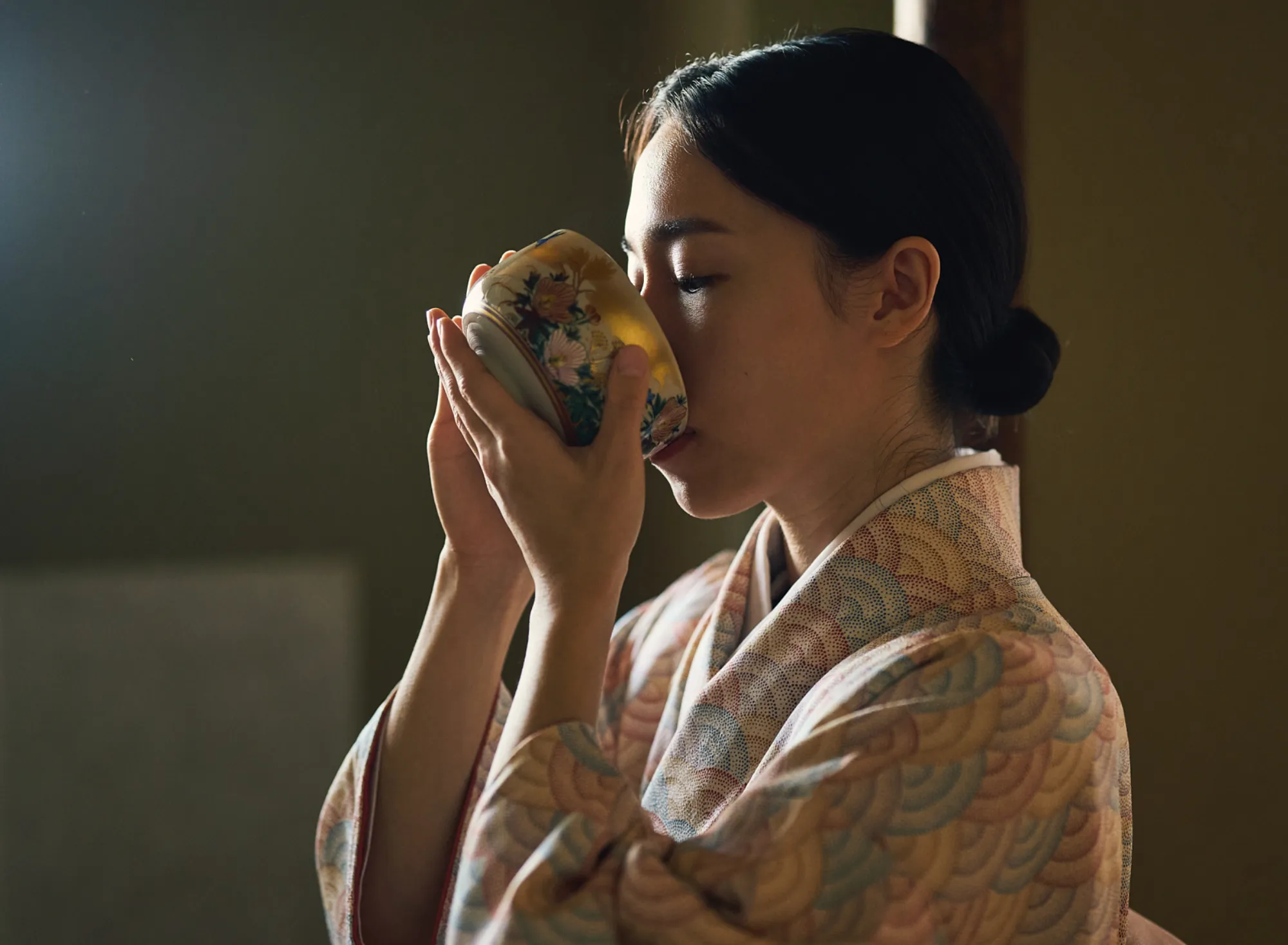 浅虫温泉 椿館の茶道体験。静寂に満ちた茶室の中で、金彩が美しい茶碗を手に、点て立てのお抹茶を五感で味わう至福の瞬間。日常を忘れ、自分と向き合いながらゆっくりと感性をひらく豊かな旅のひととき