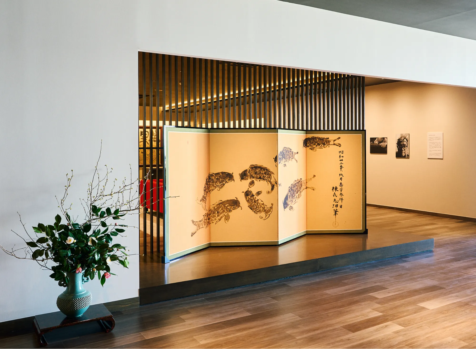 浅虫温泉 椿館の棟方志功ギャラリー入り口。棟方志功が描いた躍動感あふれる鯉の屏風と、空間を彩る季節の生け花