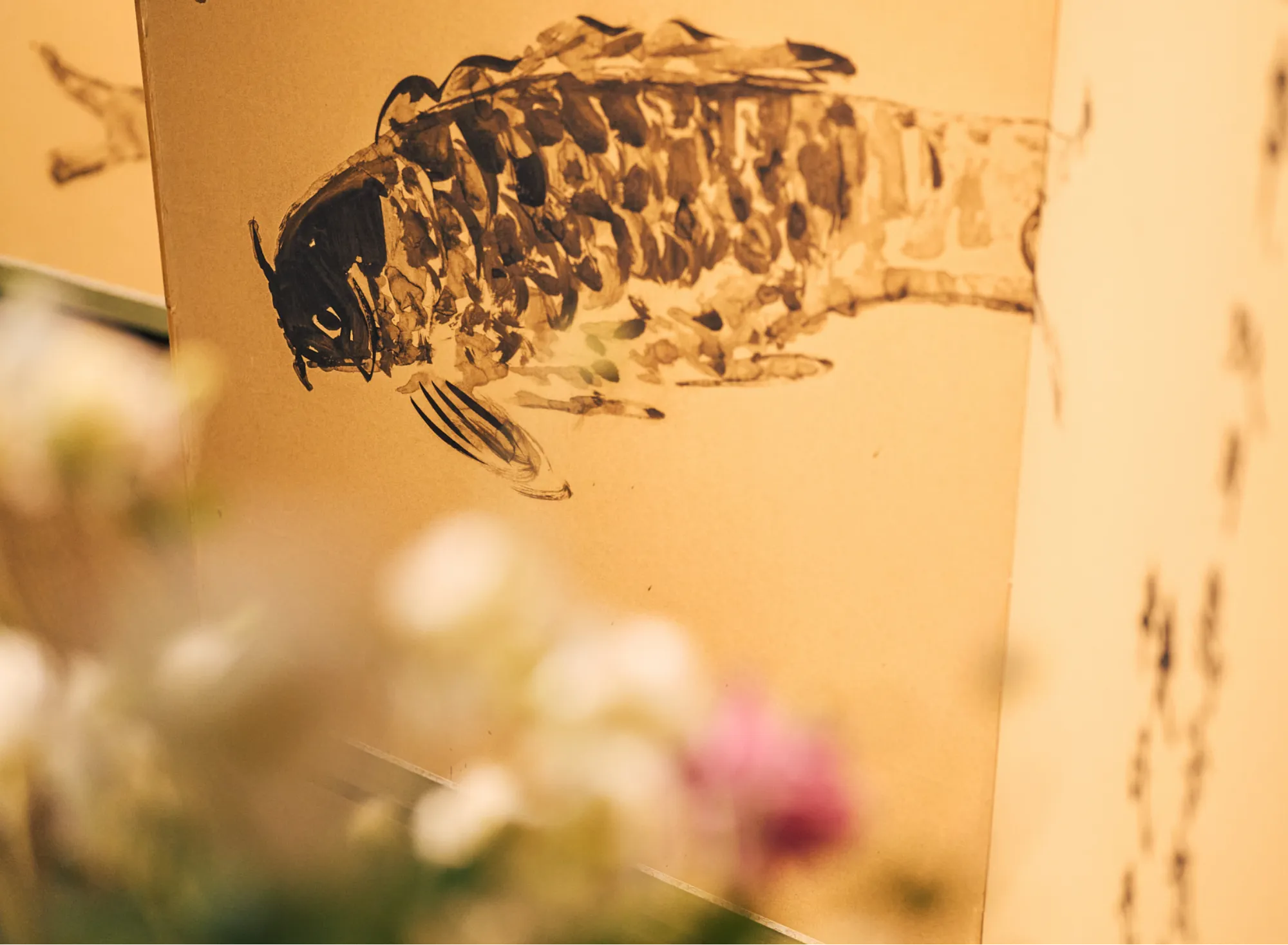 浅虫温泉 椿館の棟方志功ギャラリー。屏風に描かれた、力強い墨の筆致と躍動感が伝わる鯉の倭画（肉筆画）のアップ