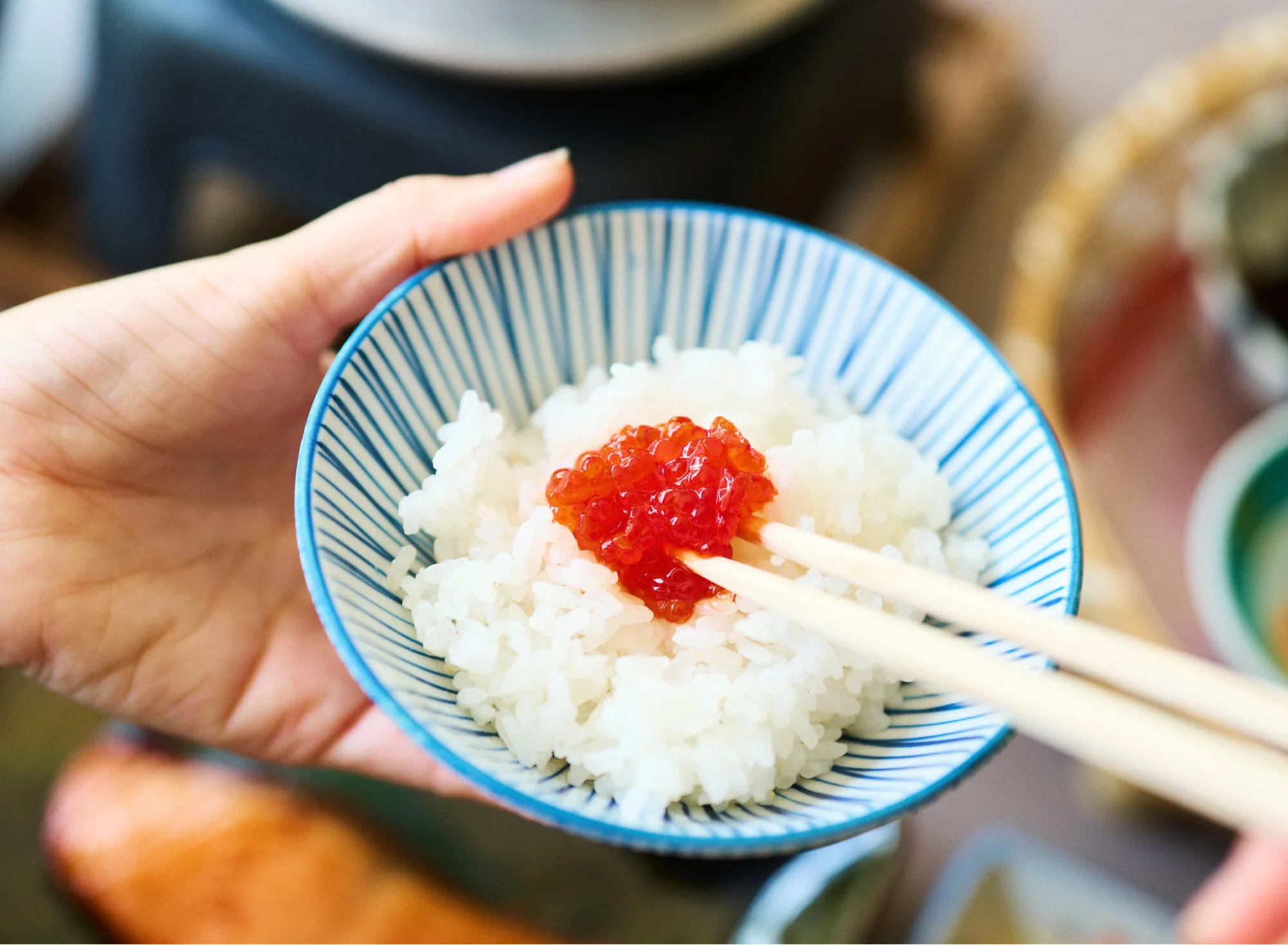 浅虫温泉 椿館の朝食。釜炊きの炊き立てご飯「あさゆき」「はれわたり」に、青森のソウルフード「すじこ」をのせて味わう至福の瞬間