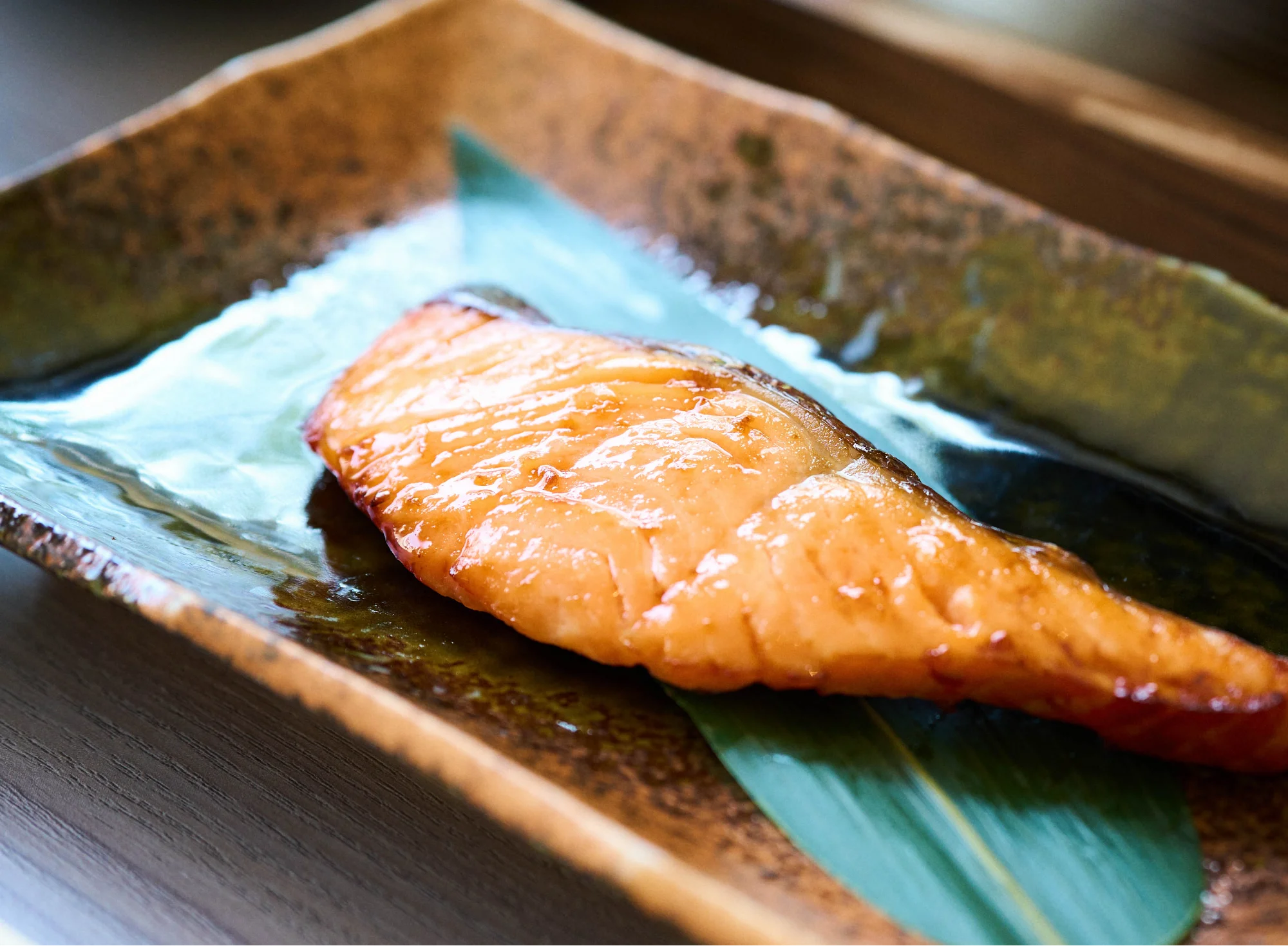 浅虫温泉 椿館の朝食。版画家・棟方志功が好んだとされる、絶妙な火加減でふっくらと焼き上げられた脂ののったシャケ