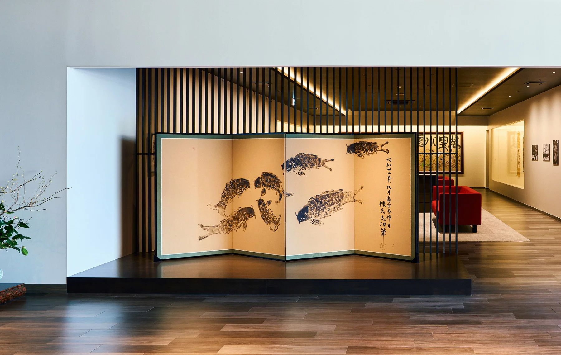 浅虫温泉 椿館内の「棟方志功ギャラリー」。棟方志功本人が描いた魚の屏風絵を中心に、数々の貴重な作品が展示された静謐な空間。モダンな和の設えと芸術が融合し、宿泊客がゆったりと巨匠の感性に触れることができる、宿の歴史と文化を象徴するギャラリー風景