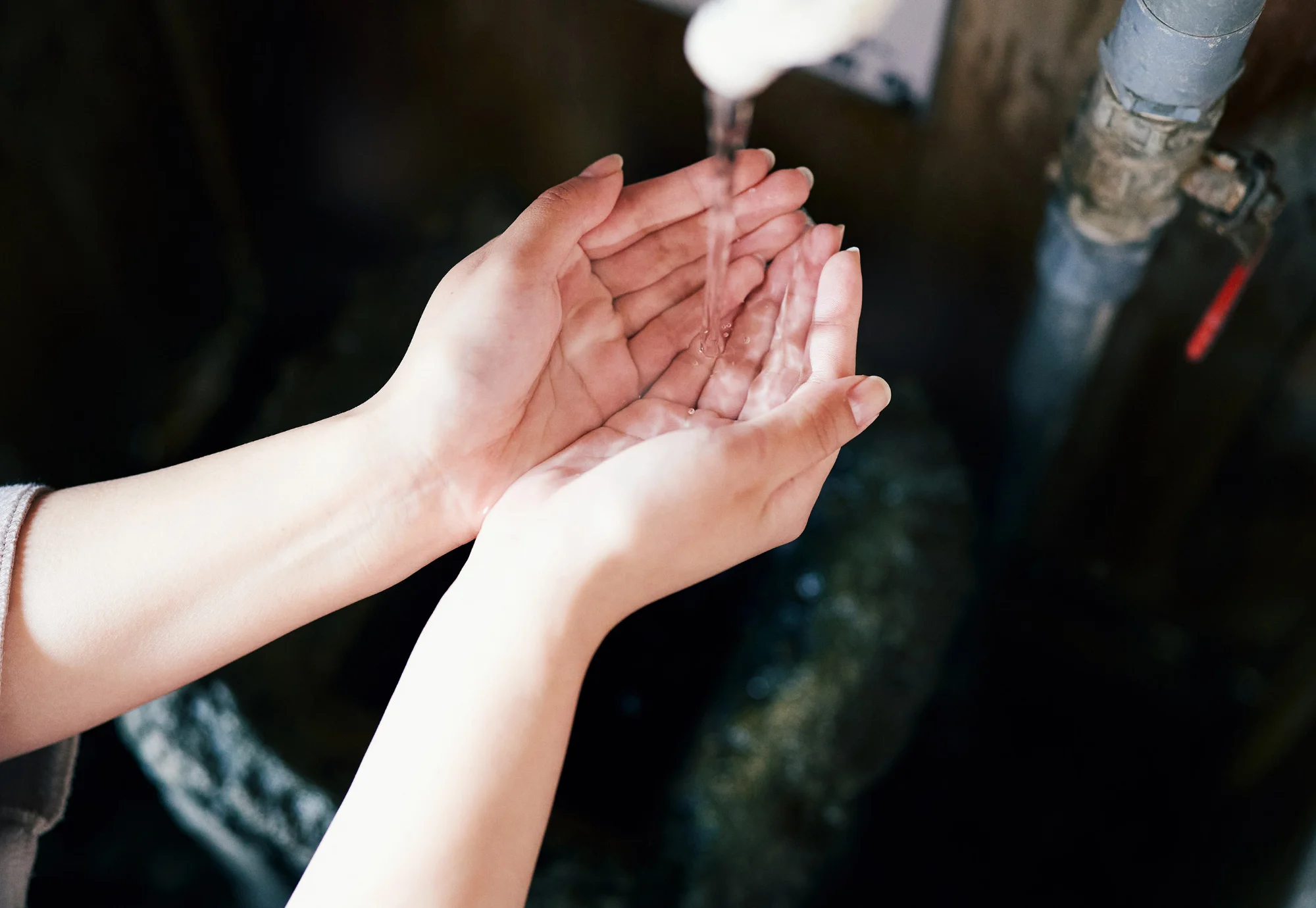 浅虫温泉 椿館の飲泉。青森県内で初めて許可を受けた、消化器系にも良いとされる新鮮な源泉を直接味わう様子