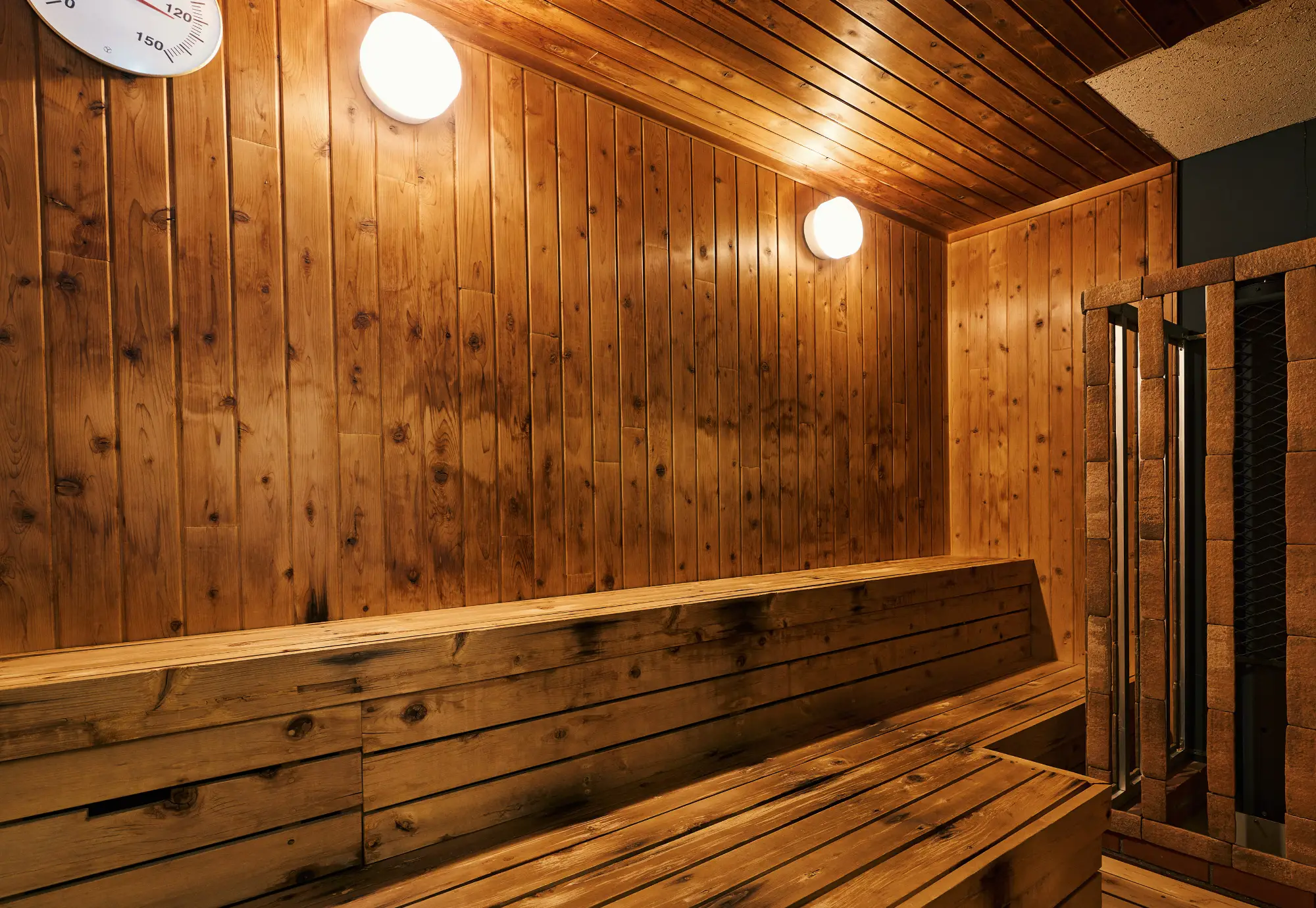 浅虫温泉 椿館のサウナ。青森ヒバを贅沢に使用した室内で、木の香りに包まれながら「ととのう」体験ができる癒やしの空間