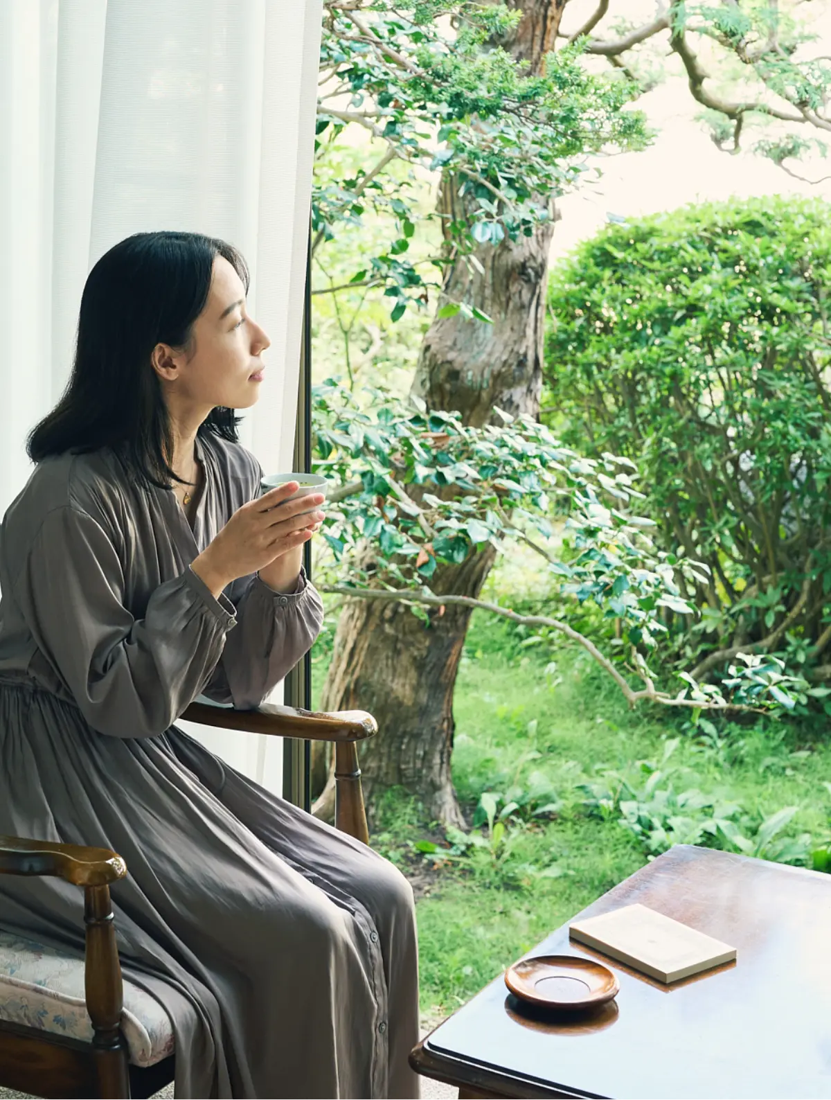 浅虫温泉 椿館の客室から、四季折々の表情を見せる美しい日本庭園を眺めて寛ぐひととき