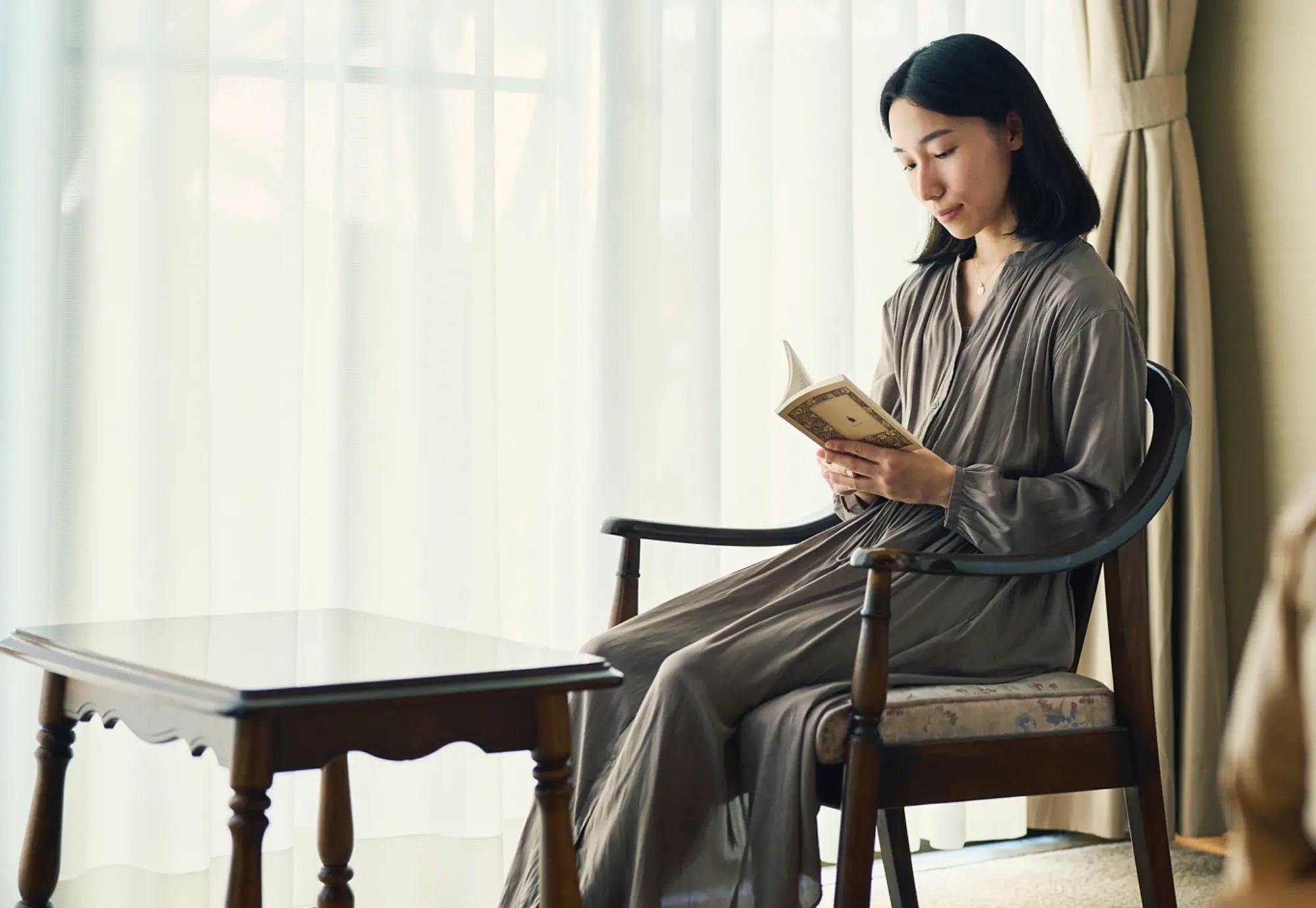 浅虫温泉 椿館の客室にて、静かな夜に読書をしながらゆったりと過ごす寛ぎの時間