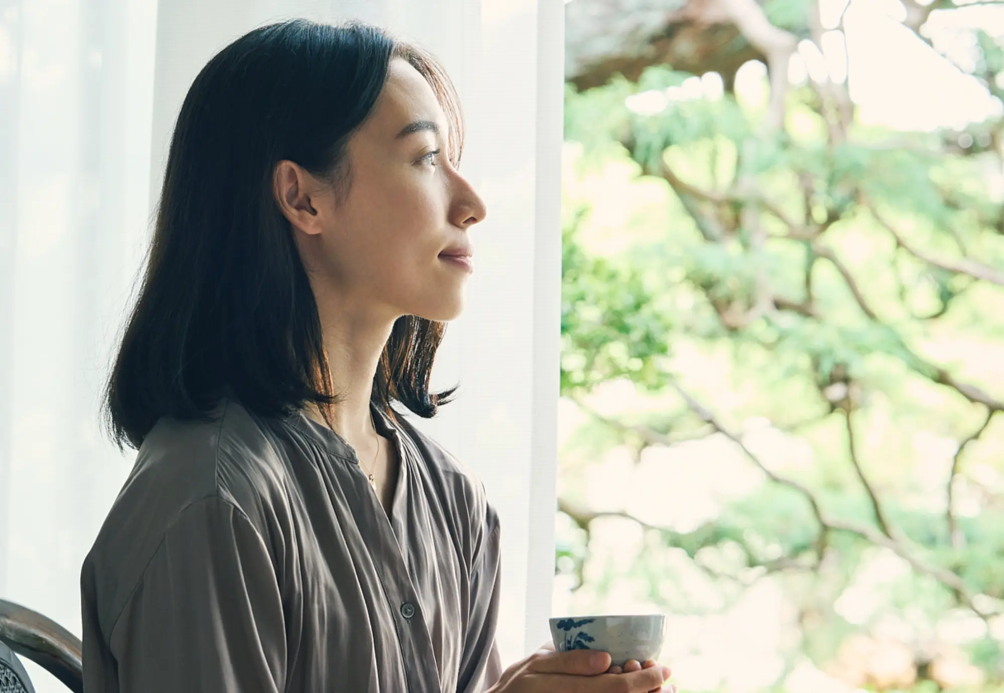 浅虫温泉 椿館の客室から、四季折々の表情を見せる美しい日本庭園を眺めて寛ぐひととき