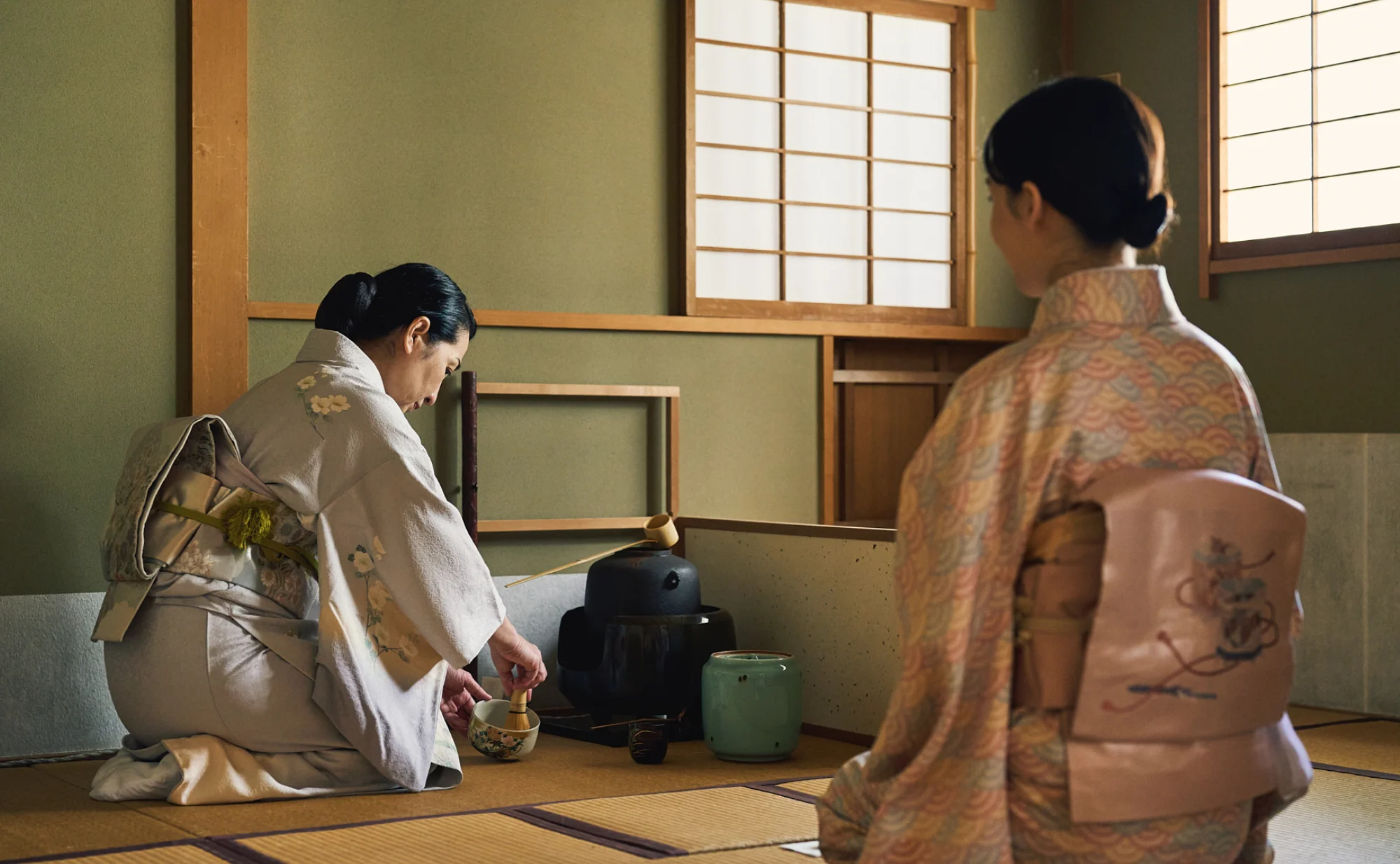 浅虫温泉 椿館の茶室で繰り広げられる、静謐なお茶のひととき。淡いグレーの着物を纏った主人が客人のために真心を込めて茶を点てる。凛とした空気の中に流れる穏やかな時間が、日常を忘れさせ、宿の歴史とおもてなしを五感で感じる至福の瞬間を象徴する一枚