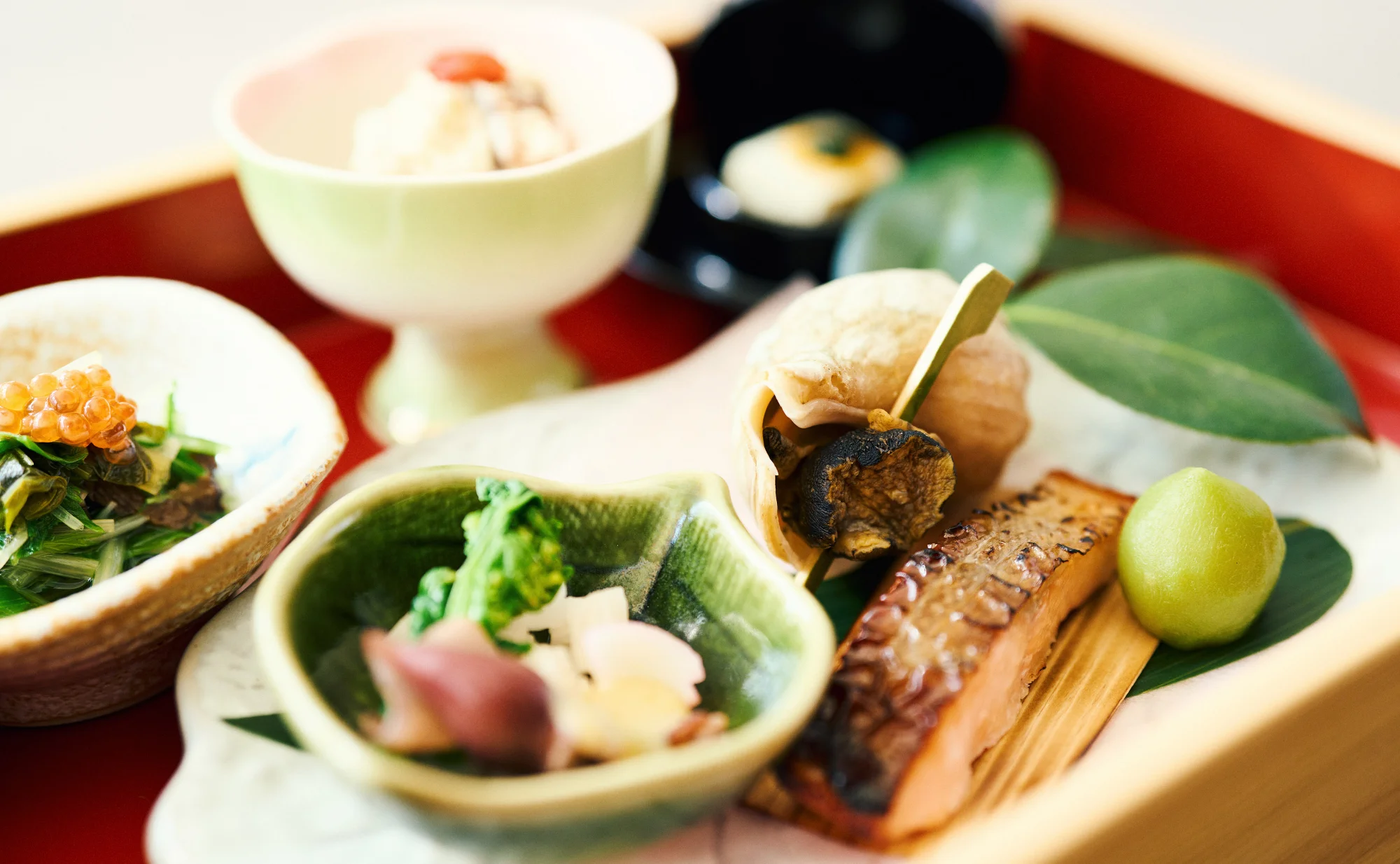 浅虫温泉 椿館が誇る、青森の旬の恵みを凝縮した美しい会席料理。厳選された地元の食材を職人が繊細な感性で仕上げた前菜の盛り合わせ。一皿に込められた季節の物語と、素材の持ち味を最大限に引き出した美食が、旅の思い出をいっそう深く鮮やかに彩る